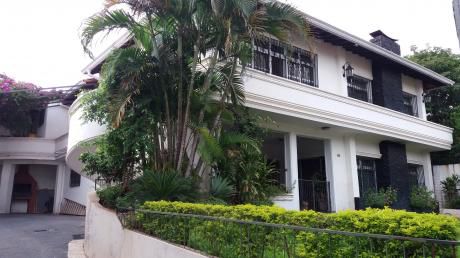 Barrio San Vicente: Residencia De 3 Amplios Niveles - Estilo Europeo!