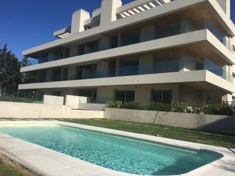 Carrasco. Apartamento Con Jardin Uso Exlusivo. 3 Dormitorios Con Garaje. !!