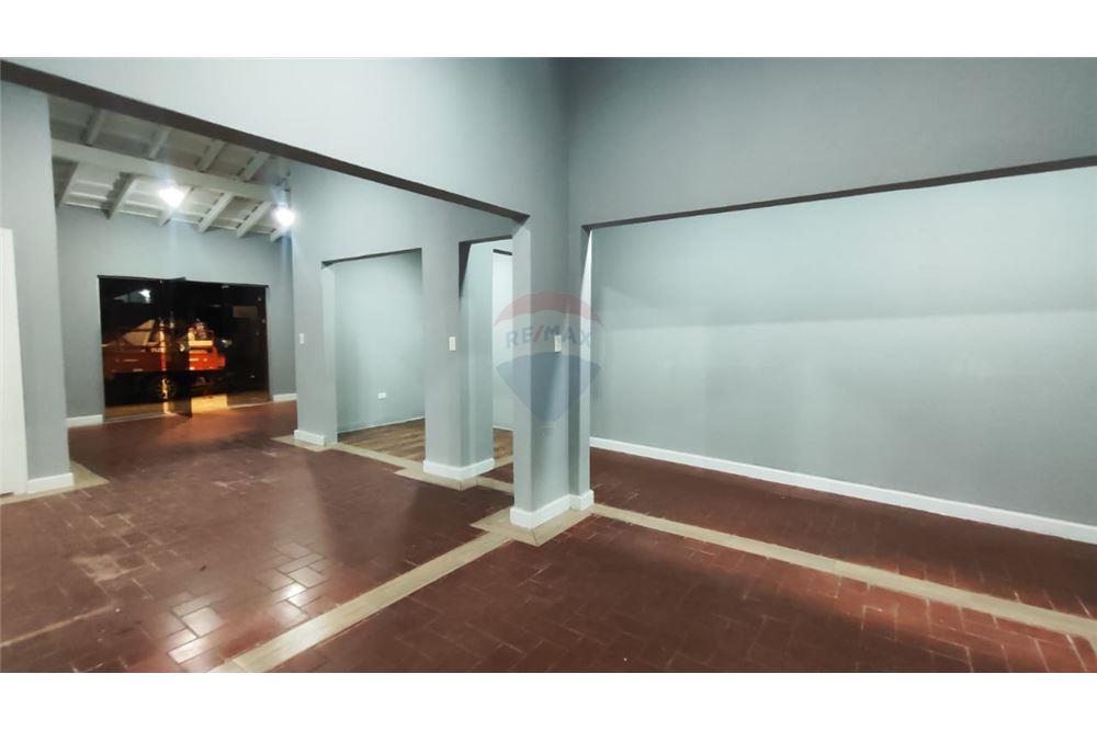 Salón comercial con patio ideal para gastronomía — foto 3