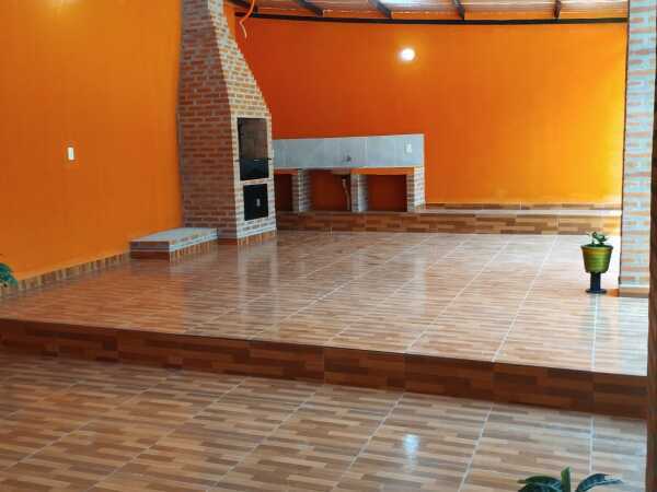VENDO CASA EN CAACUPÉ – 3 DORMITORIOS Y AMPLIO QUINCHO — foto 3
