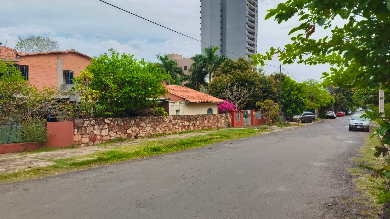 BAJA DE PRECIO!  *Vendo terreno en esquina en Barrio Mburucuyá.* — foto 2