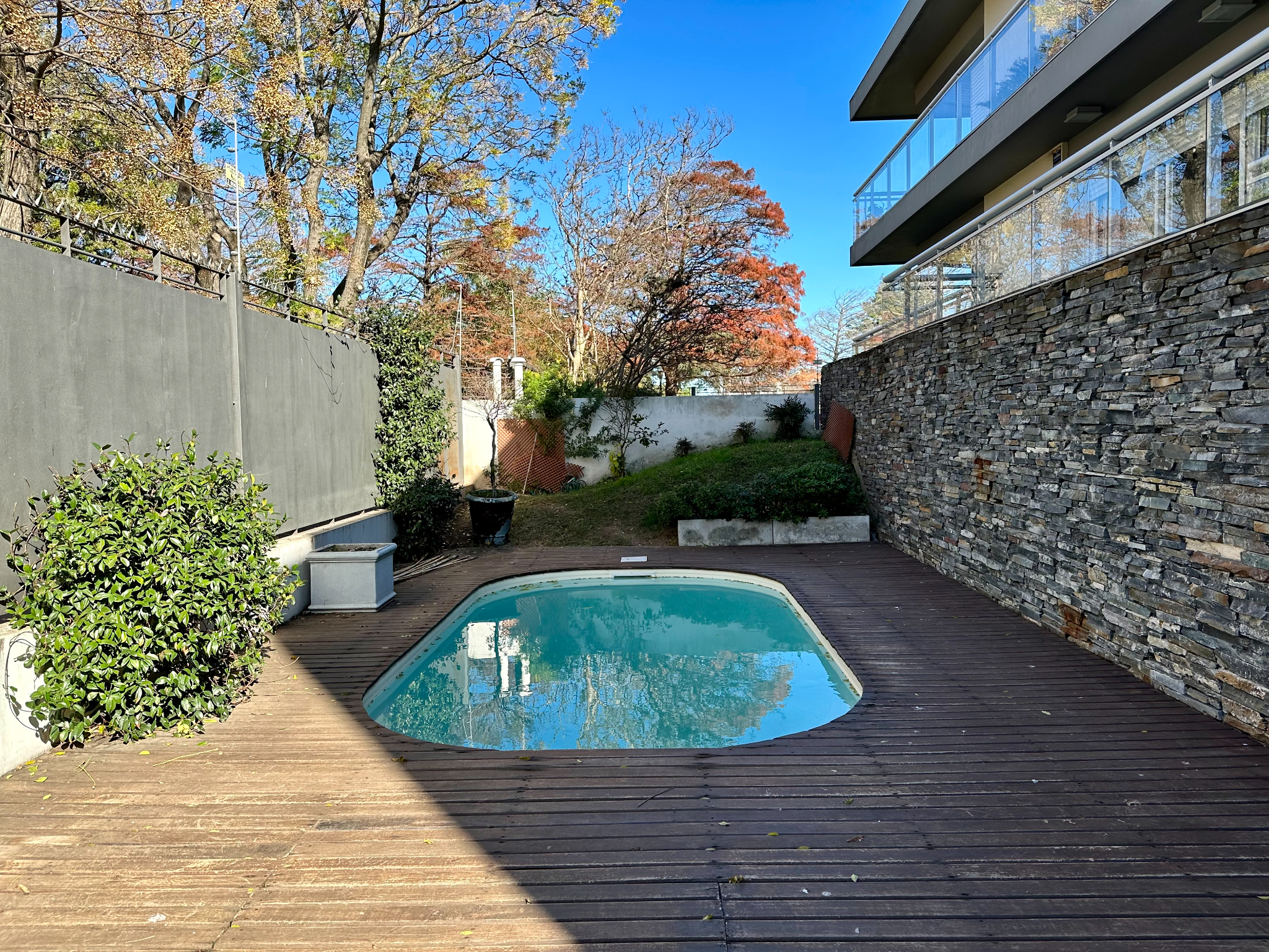 San Marino. Planta Baja con jardin y piscina. 3 dorms + servicio.