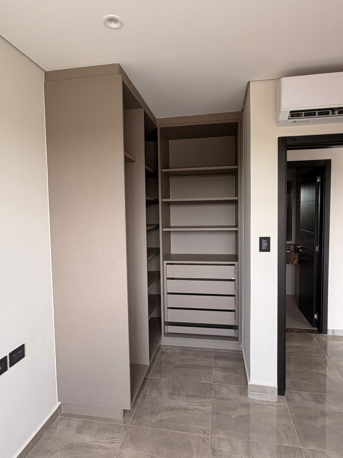 MOLAS LÓPEZ, EN ALQUILER DEPTO A ESTRENAR DE 1 DORMITORIO CON 2 COCHERAS — foto 2