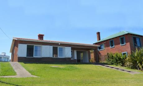 Punta Colorada- Chalet Con Ubicación Privilegiada