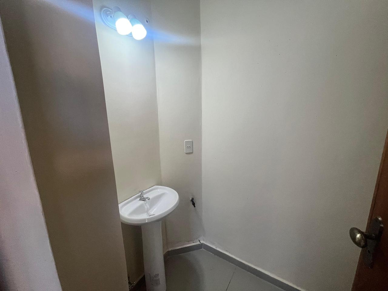 ALQUILER DE SALON COMERCIAL -LOMA MERLO LUQUE -100 m2 — foto 2