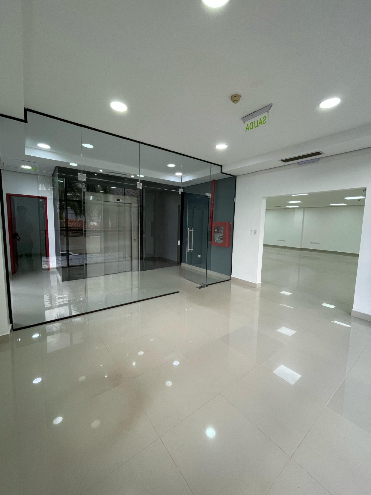 ALQUILO OFICINA DE 305 M2 A PASOS DEL SHOPPING DEL SOL — foto 3