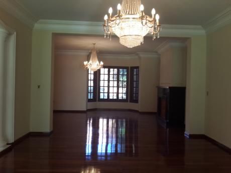 Alquilo Imponente Residencia En Los Laureles