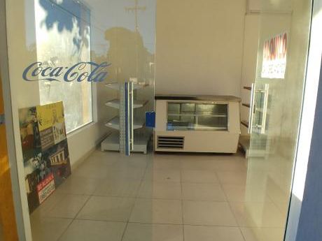 Hemoso Salon A 40 Mts. De Avda. Cacique Lambare - Galeria Paseo De Maria