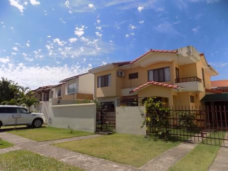 Casa En Venta UrbanizaciÓn La Hacienda I, 5to Anillo Entre Av. Beni Y Av. Banzer