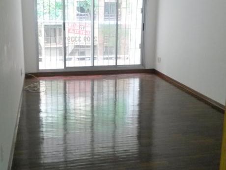 Apto En Alquiler De 1 Dormitorio Con Terraza Y Cocina Definida. Pocitos.