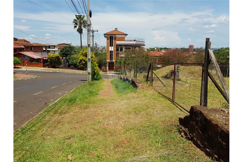 VENDO TERRENO EN EL CENTRO DE ENCARNACION EN ESQUINA — foto 2