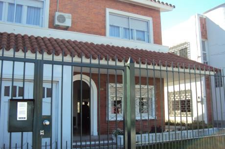 Casa De Dos Plantas En La Blanqueada