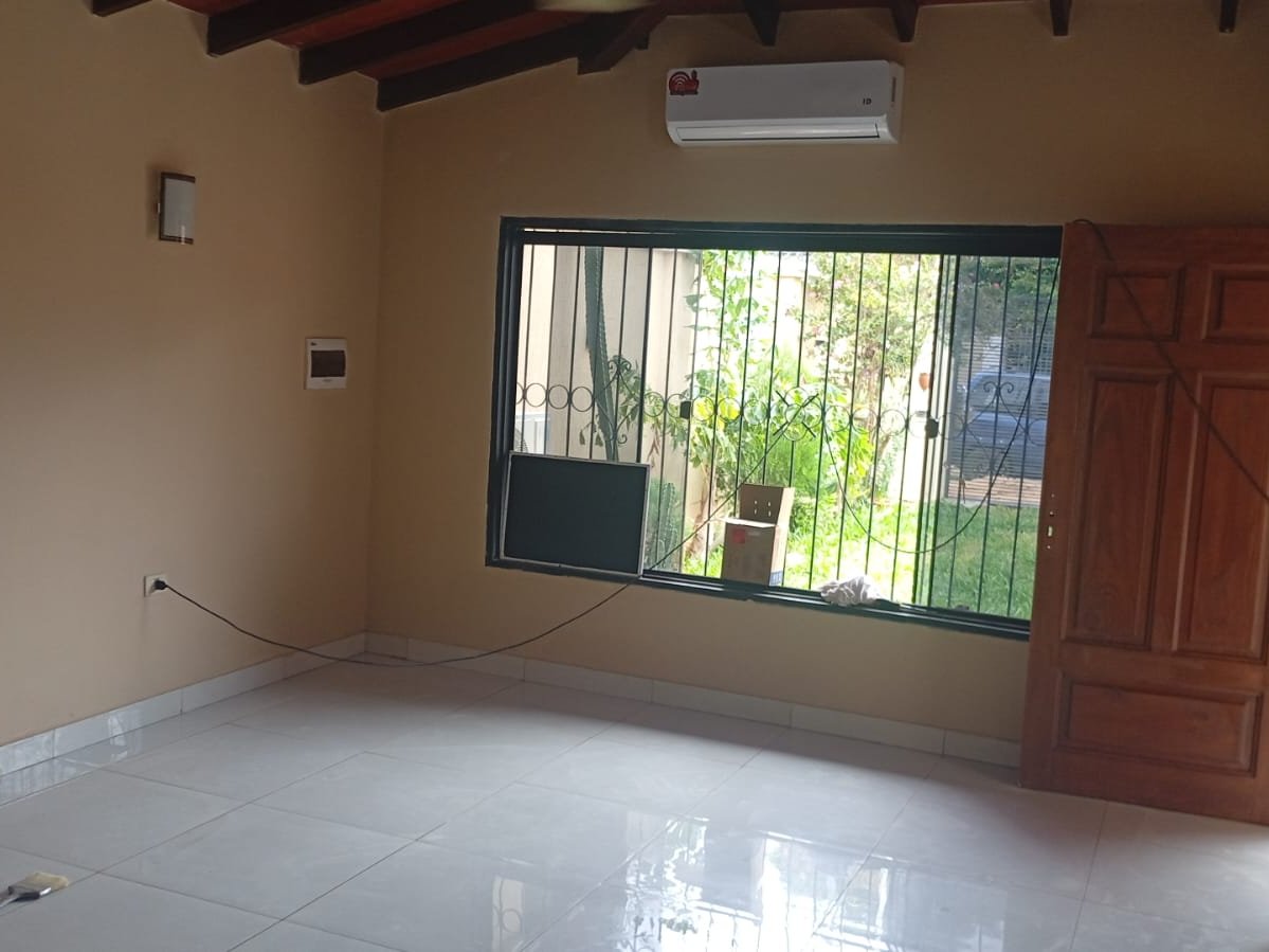 ALQUILO CASA 2 DORMITORIOS EN LAMBARÉ ZONA CACIQUE — foto 2