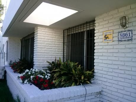 Amplia Casa Toda En Planta Baja Frente A Plaza
