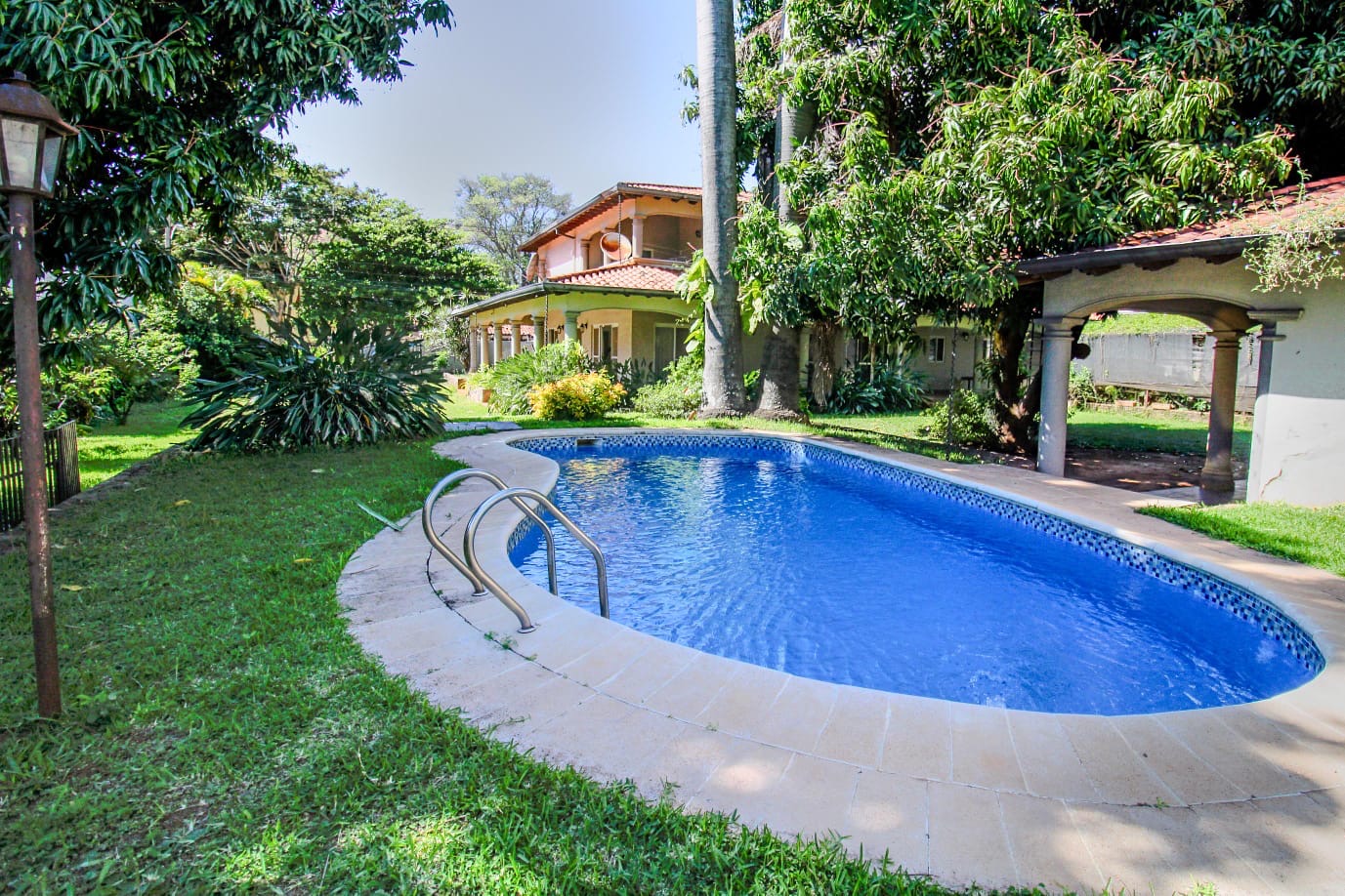 En venta residencia en barrio mcal Estigarribia con 1.500 m2 de terreno — foto 2