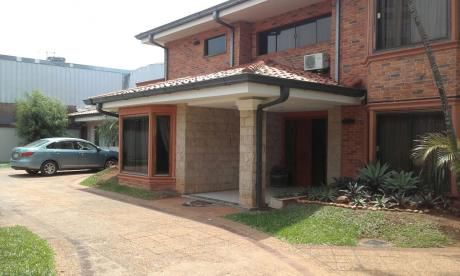 C135. Vendo Hermosa Residencia En Bº Ykua Sati!!!