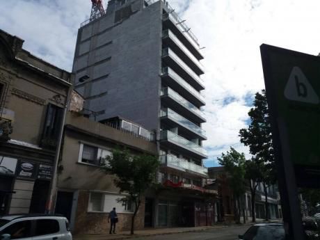 Estrene Frente A Plaza Seregni!!