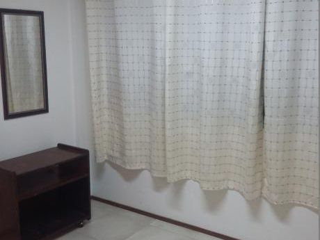 A Mts De 18 De Julio! Gastos Comunes $ 2.000 Aprox! Piso 7