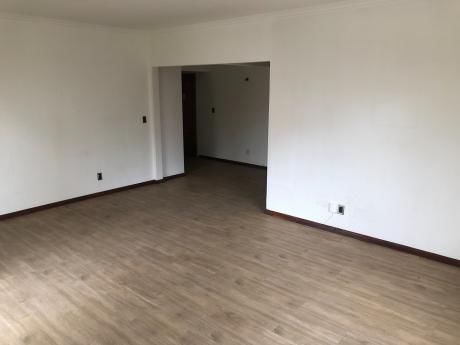 Excelente Apartamento En Pocitos A Pasos De La Rambla
