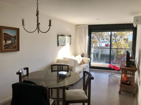 Sólido Y Moderno, 2 Dorm. Con Garage En Cordón Sur.