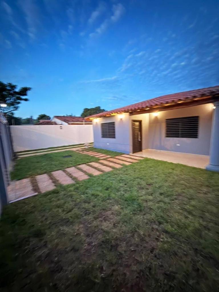 Casa en Venta en Luque, Barrio Primvera, cerca del Palacio de Justicia — foto 2
