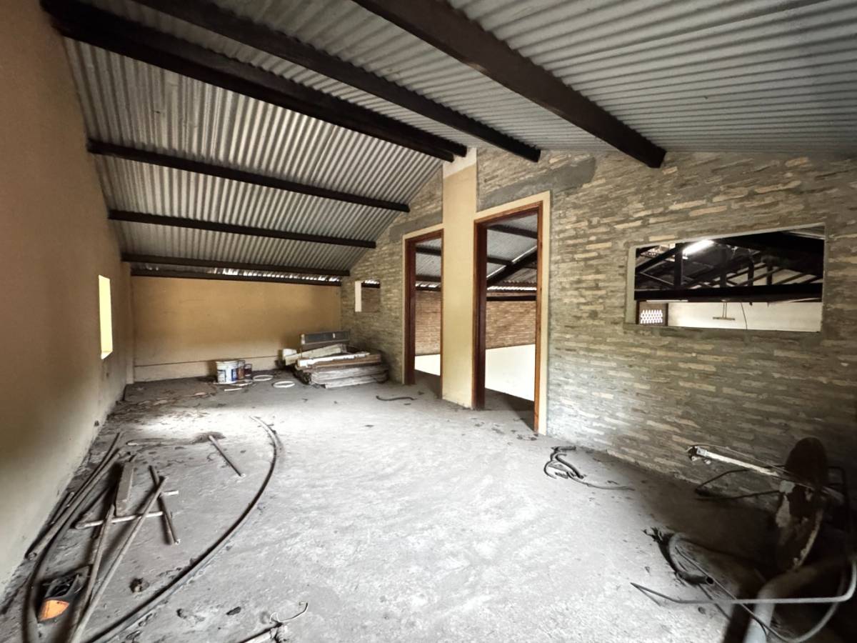 AMPLIO INMUEBLE COMERCIAL SOBRE AVDA. ARTIGAS 32 METROS DE FRENTE — foto 2