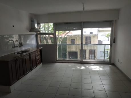 Amplios Ventanales! Piso 2 Al Frente. G.C $ 2.500!
