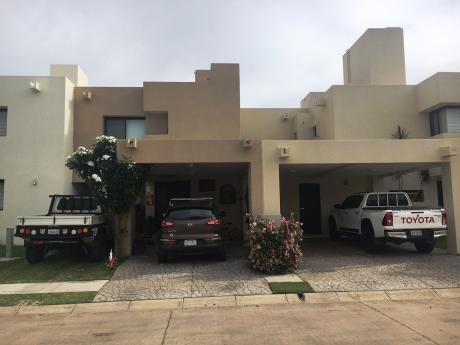 Casa En Venta En Condominio La Hacienda 3