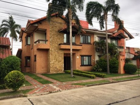 Amplia Casa En Condominio