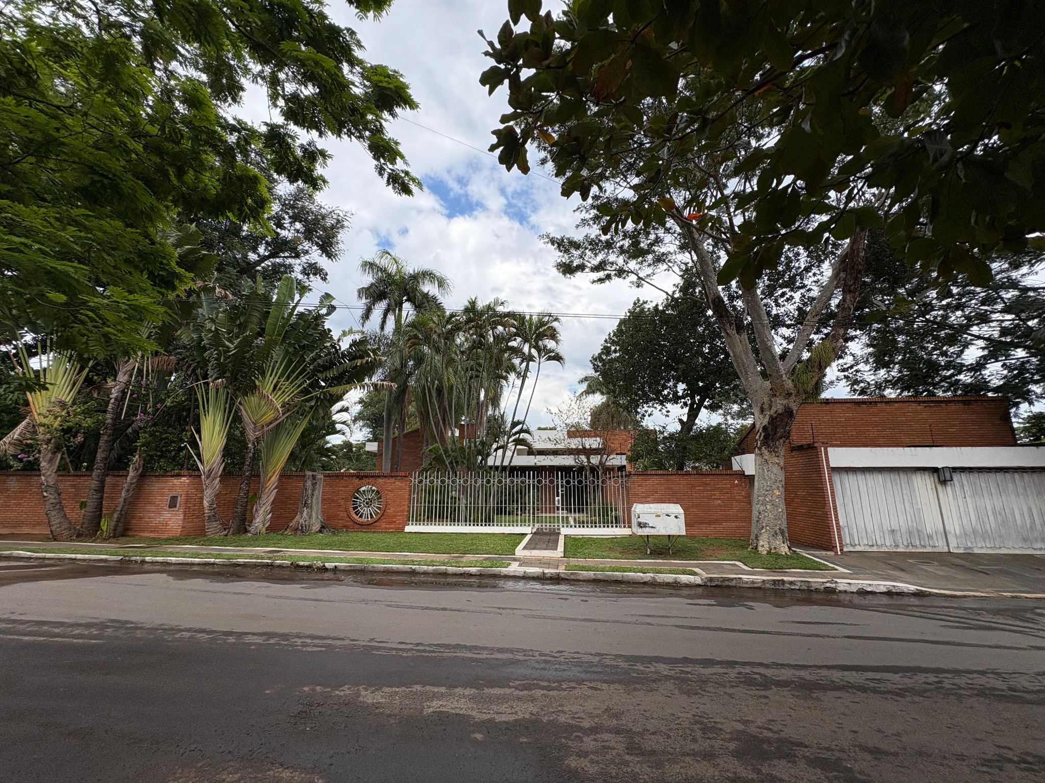 Residencia Ideal Para Familias Y Eventos Con Piscina Y Amplio Terreno En Lambare — foto 2