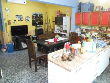 Propiedad En 2 Plantas De Grandes Comodidades