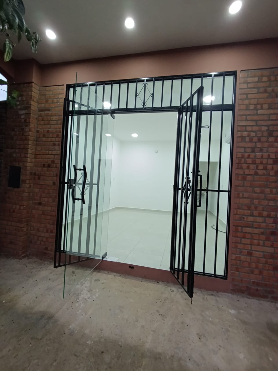 ALQUILO SALÓN COMERCIAL A ESTRENAR EN LAURELTY LUQUE — foto 2