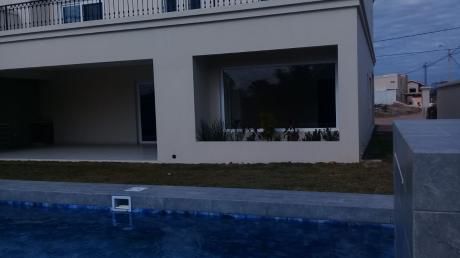 Hermosa Casa En Venta En El Urubó