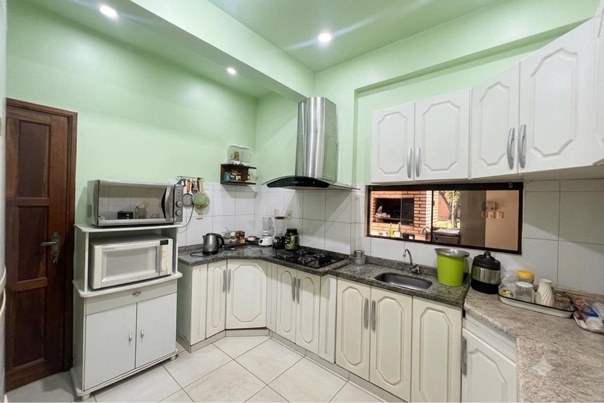VENDO AMPLIA CASA DE 2 PISOS EN CIUDAD DEL ESTE — foto 3