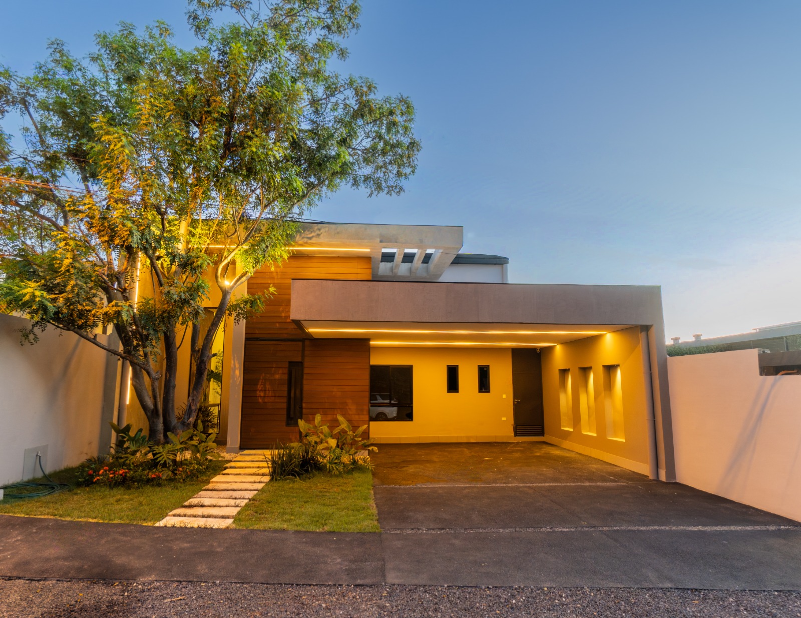 CASA EN ALQUILER CON PISCINA Y QUINCHO EN CONDOMINIO – ZONA AEROPUERTO — foto 3