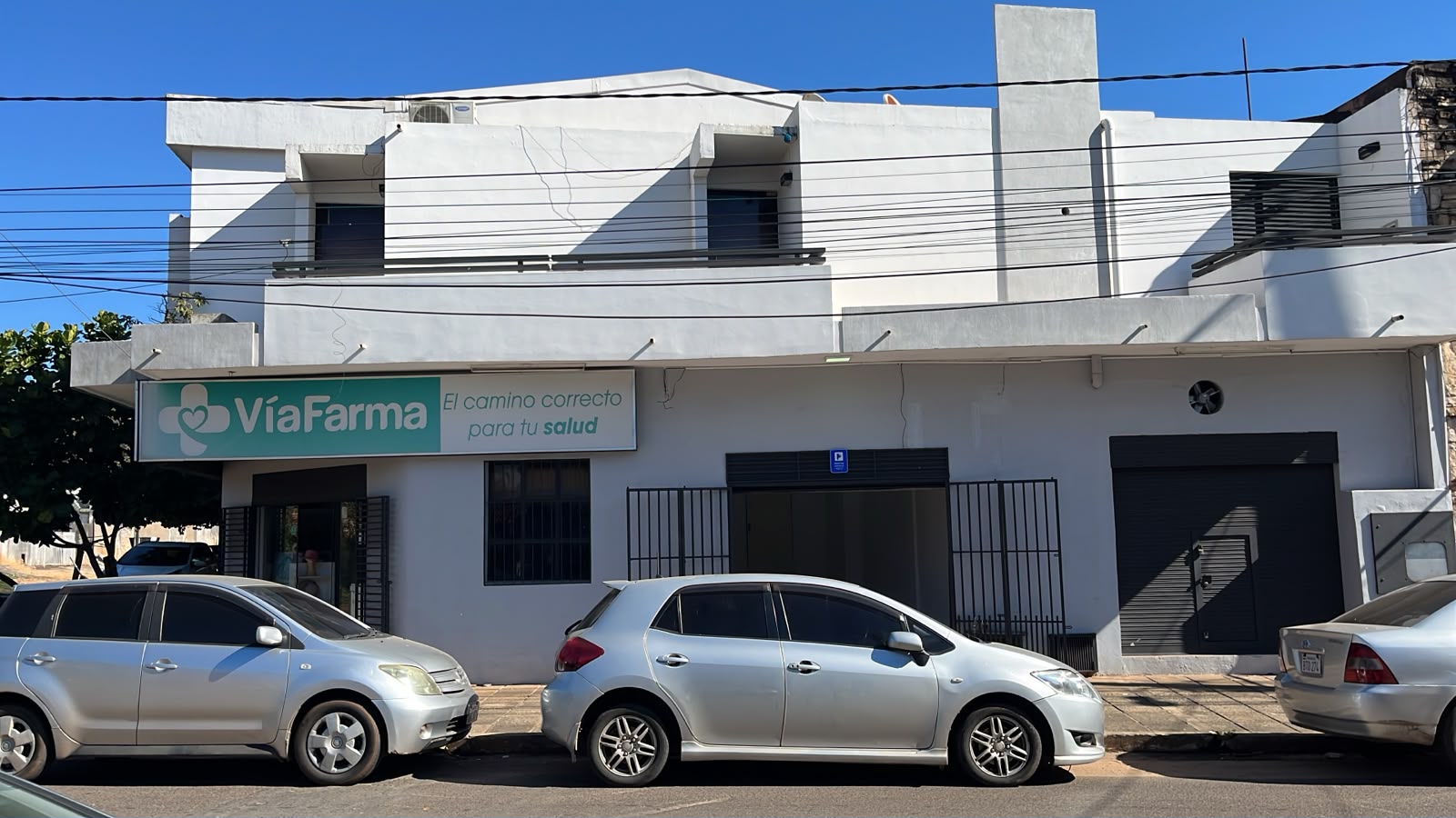ALQUILO SALON COMERCIAL- A LADO DE SUPER LOS JARDINES FERNANDO DE LA MORA . Shy. — foto 3