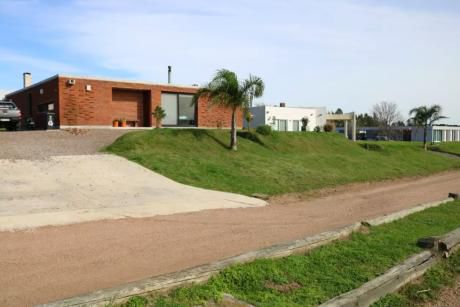 Espectacular Casa. Funcional. Con Piscina Climatizada.