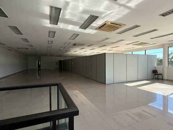 SE ALQUILA AMPLIO SALÓN COMERCIAL EN UBICACIÓN ESTRATÉGICA — foto 2