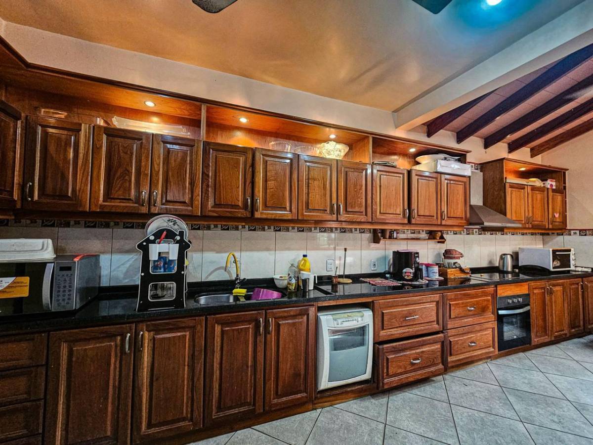 EN ALQUILER HERMOSA RESIDENCIA A UNA CUADRA DE CACIQUE EN LAMBARE — foto 3