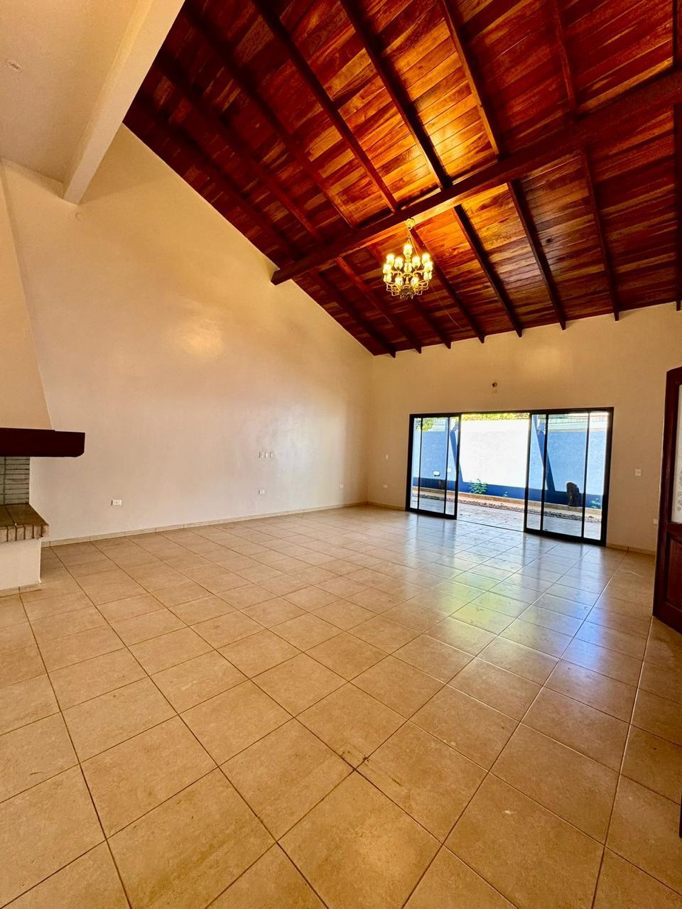 ALQUILO EXCLUSIVA CASA ALTO PADRÓN CON PISCINA Y 4 DORMITORIOS EN HERNANDARIAS — foto 3
