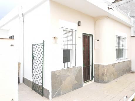 Casa De 2 Dormitorios , Garage,impecable Ubicacion
