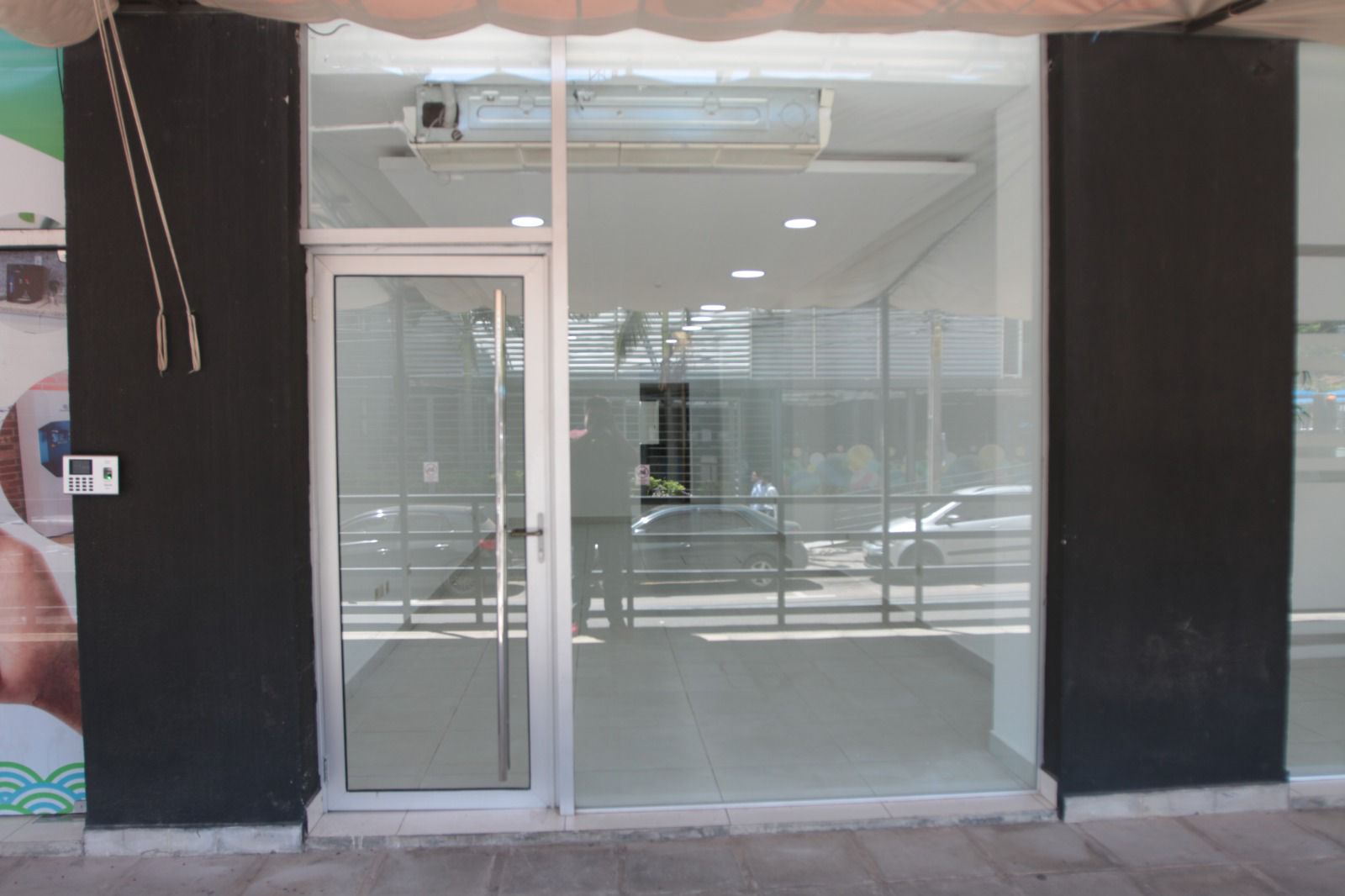 ALQUILO SALON COMERCIAL FRENTE A TELEFUTURO EN VILLA MORRA — foto 3