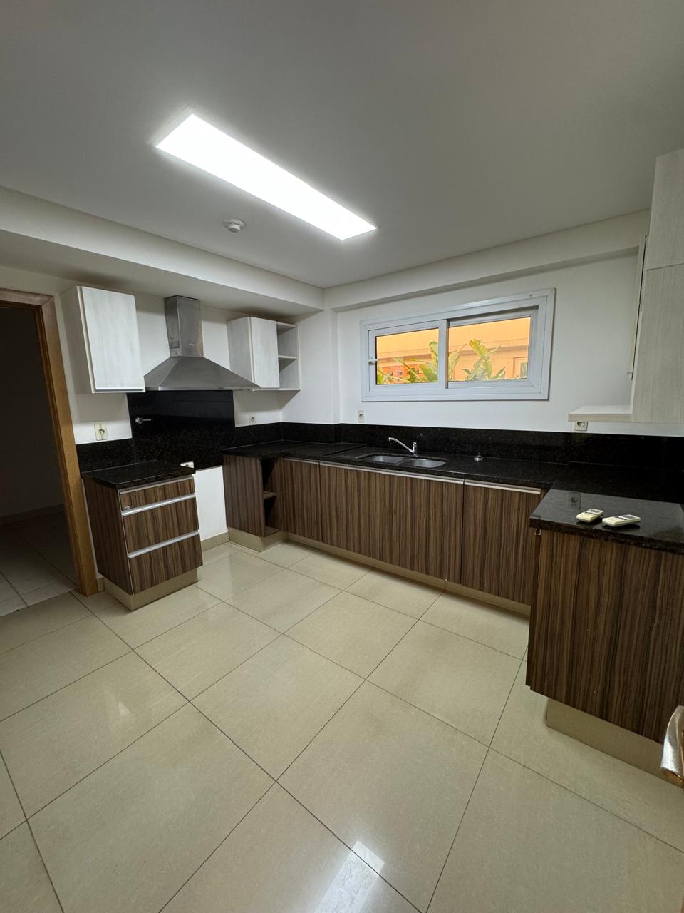LAS LOMAS - ZONA ASA, AMPLIO DEPARTAMENTO DE 3 DORMITORIOS CON ÁREA DE SERVICIO. — foto 3