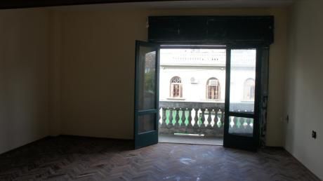 Casa Dos Dormitorios Balcon A La Calle En Goes