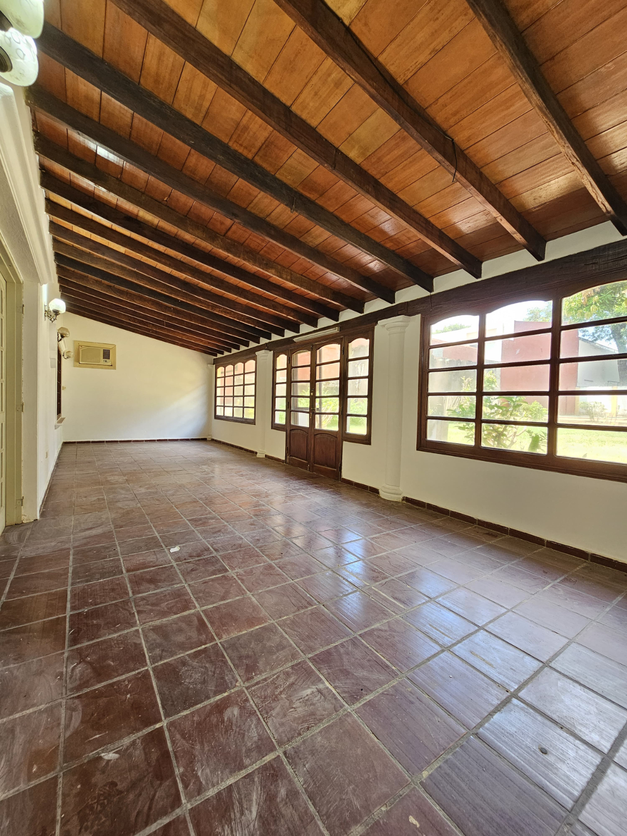 EN ALQUILER Amplia Casa en Ykua Sati Ideal para Oficina o Vivienda — foto 2