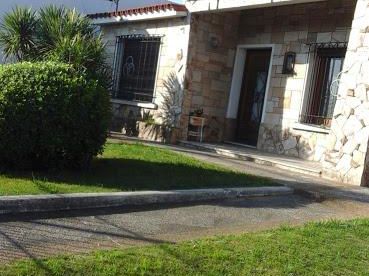 Amplia Casa Sobre Avenida !!
