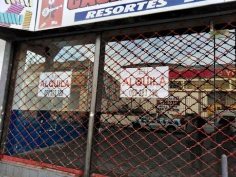 Gran Local Con Vidriera Entrada Para Vehículo Uso Múltiples