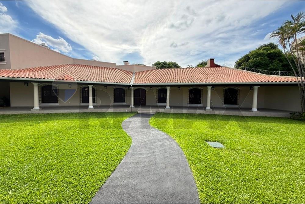 ALQUILO RESIDENCIA LUJOSA FAMILIAR, SAN JORGE ASUNCIÓN — foto 2