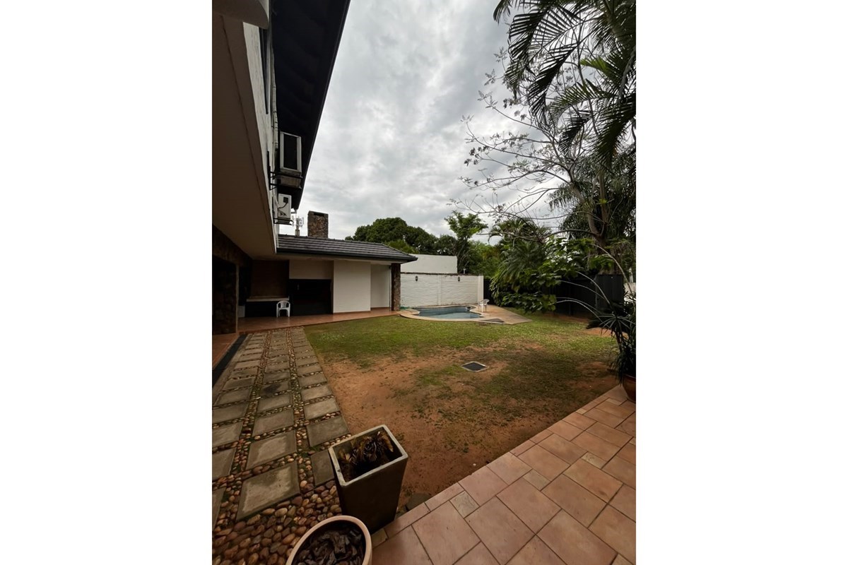 Casa-Alquiler-Emeterio Miranda casi Bruselas, Ycuá Satí, Asunción — foto 3