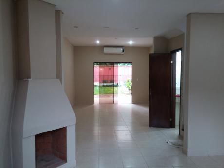 Ycua Sati A Una Cuadra De La Av. Santa Teresa, Duplex Nuevo Con Piscina.